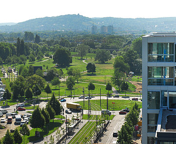 Die Schrägansicht zeigt den Otto-Dullenkopfpark und den Kraichgau im Hintergrund. 