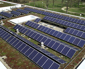 Die Photovoltaikanlage auf dem Gründach des Otto-Hahn-Gymnasiums in Karlsruhe