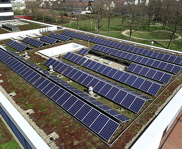 Die Photovoltaikanlage auf dem Gründach des Otto-Hahn-Gymnasiums in Karlsruhe