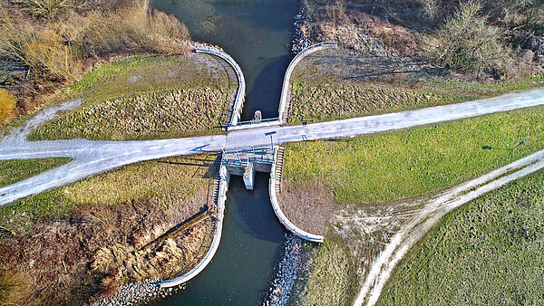 Das Bild zeigt eine Luftaufnahme der Albschleuse in Karlsruhe.