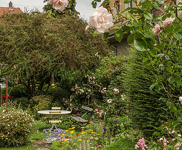 Blick in einen Garten mit Sitzplatz