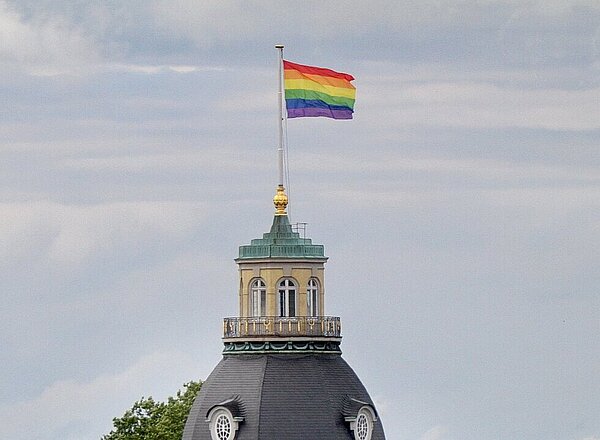Regenbogenfahne gehisst am Schloss Karlsruhe