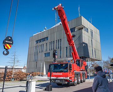 Feuerwehrkranwagen vor der Hauptfeuerwache