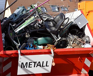 verschiedene Wertstoffcontainer in der Wertstoffstation