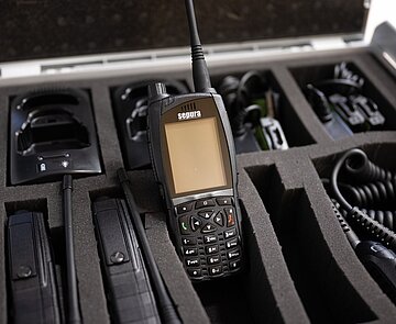 Ein Digitalfunkgerät im Aufbewahrungskoffer.