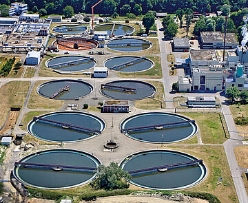 Das Bild zeigt eine Luftaufnahme des Klärwerks in Karlsruhe.