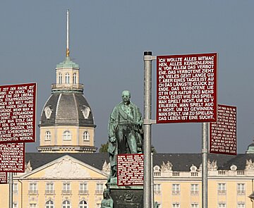 Schilder mit Grundrechten auf dem Platz der Grundrechte.