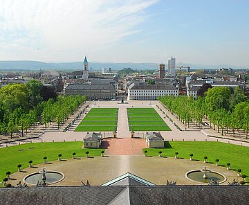 Ausblick vom Schlossturm auf die Innenstadt von Karlsruhe.