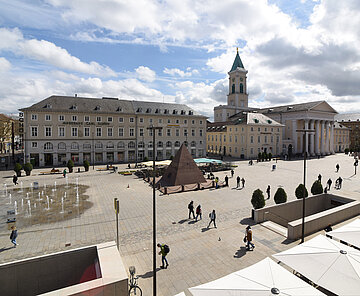Blick über den Marktplatz der Stadt Karlsruhe