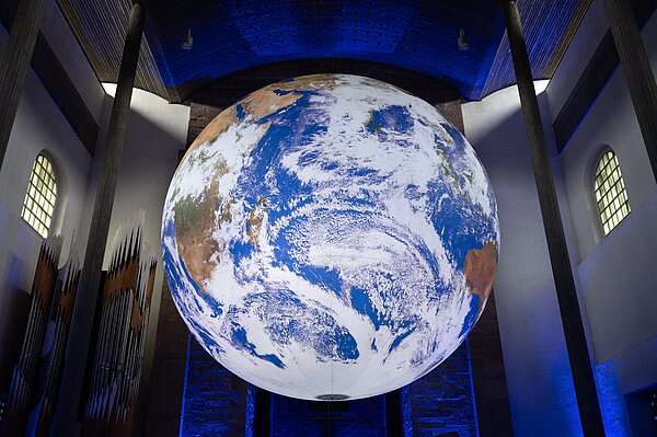 Große Weltkugel die im Rahme der Ausstellung "Gaia"  im Inneren der Stadtkirche Karlsruhe im Jahr 2024 zu sehen war