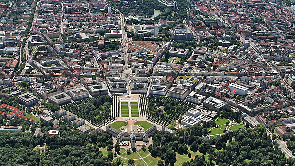 Das Luftbild zeigt die Karlsruher Innenstadt mit Schloss im Vordergrund. 