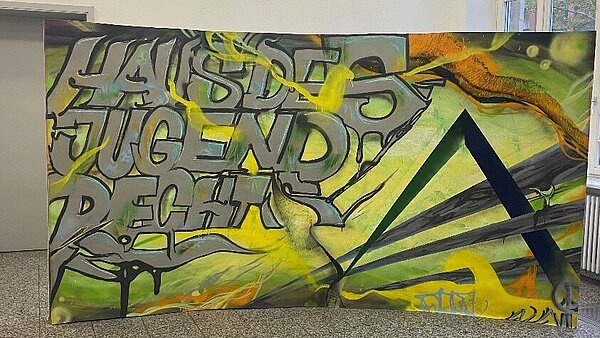 Das Bild zeigt ein Graffiti mit Schriftzug Haus des Jugendrechts in Karlsruhe.