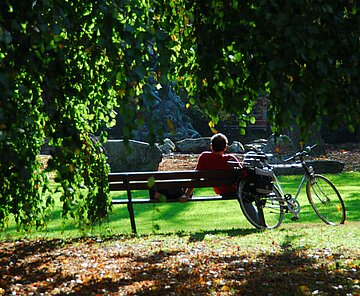 Älterer Herr auf einer Parkbank