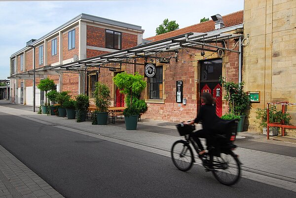 Kreativpark Alter Schlachthof mit Fahrradfahrerin