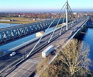 Verkehrsplanungen und Konzepte - Das Bild zeigt eine Luftaufnahme der Rheinbrücke Maxau.