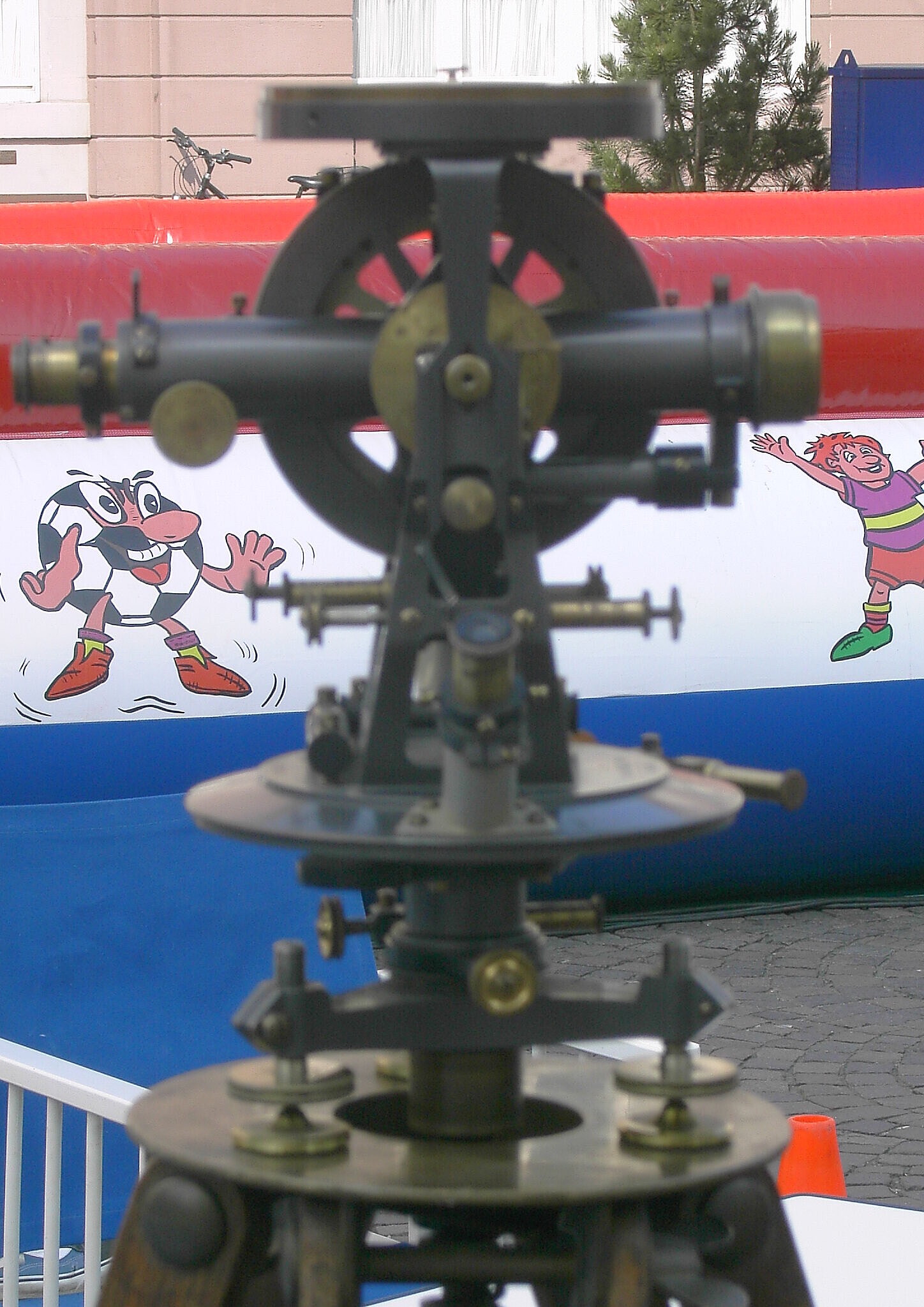 Ein historisches Vermessungsgerät im 