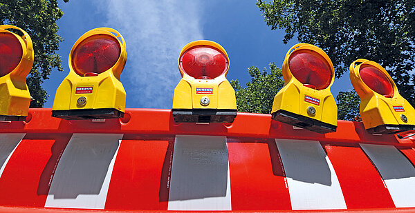 Die Abbildung zeigt eine Baustellenabsperrung