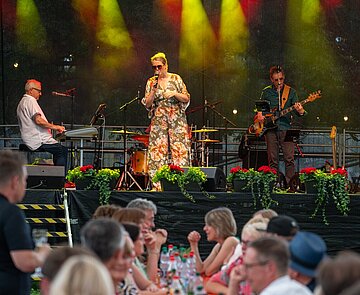 Ehrungsfeier für Mitarbeiterinnen und Mitarbeiter der Stadt Karlsruhe auf der Kulturbühne in der Günther-Klotz-Anlage