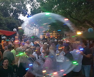 Menschenmenge auf einem Platz