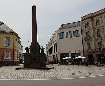 Abbildung der Verfassungssäule Rondellplatz