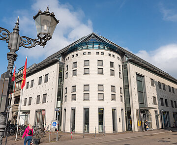 Weißes Gebäude in einer Stadt unter blauem Himmel