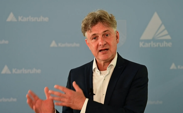 Auf diesem Foto ist der Oberbürgermeister der Stadt Karlsruhe abgebildet.