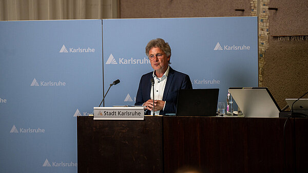 Haushaltsrede OB Dr. Frank Mentrup am Rednerpult