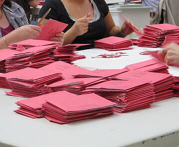 Das Bild zeigt die Auszählung einer Briefwahl.