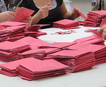 Das Bild zeigt die Auszählung einer Briefwahl.