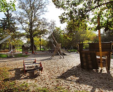 Eine Wippe, eine Reifenschaukel und andere Geräte auf einem Spielplatz