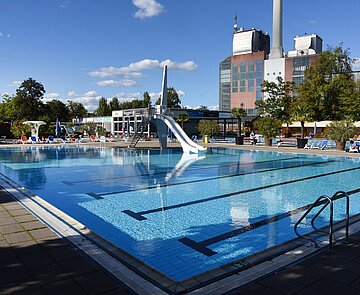 Außenbecken mit Wasserrutsche