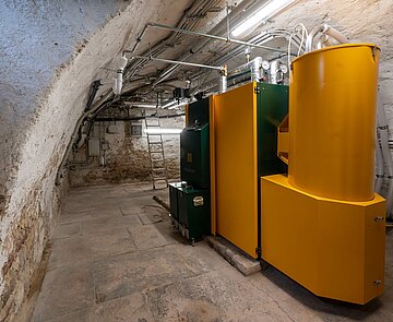 Holzpellets statt Heizöl: Das Grötzinger Rathaus erhält seit Februar 2023
seine Wärmeenergie von diesem neuen Heizkessel.