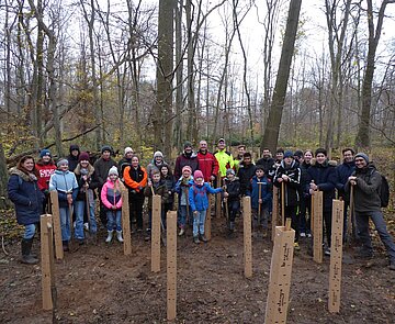 Durch ihren Einsatz beim Energiesparen, haben Schulen eine Baumpflanzaktion möglich gemacht. Rund 40 Karlsruher Schulen engagieren sich in der städtischen Maßnahme „Klimaneutrale Schule – Wir machen mit!“ für den Klimaschutz und sparen durch einen vernünftigen Umgang wertvolle Energie. 