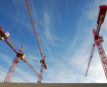 Abbildung mehrerer Baukräne