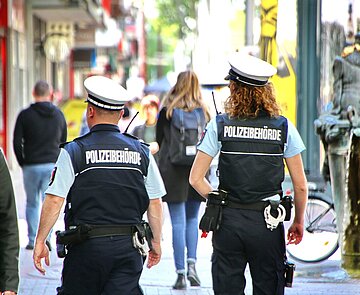 Das Foto zeigt zwei Mitarbeiter des Kommunalen Ordnungsdienstes