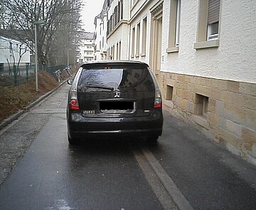 Das Bild zeigt ein falsch geparktes Auto. Tatbestand: Parken an enger und unüber­sicht­li­cher Stelle