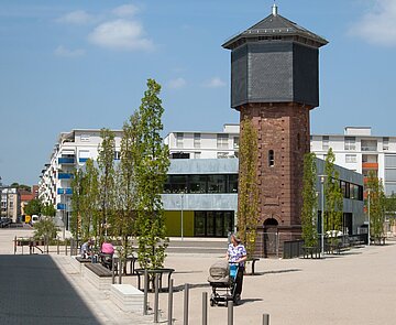 Der Wasserturm im Citypark mit Fußgängern davor