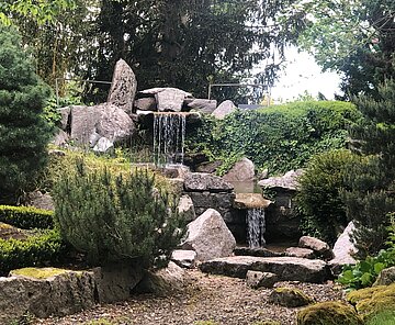 Wasserfall im Lebensgarten auf dem Hauptfriedhof