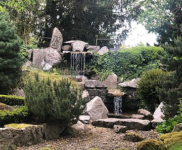 Wasserfall im Lebensgarten auf dem Hauptfriedhof