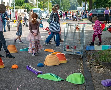 Temporär gesperrte Straße mit spielenden Kindern im Rahmen von "Karlsruhe spielt!"