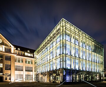 Das ZKM | Zentrum für Kunst und Medien leuchtet bei Nacht
