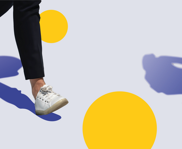 Key Visual von Klima: läuft! - Füße einer Person und Fahrrad und Beine einer Fahrradfahrerin, die sich neben gelben Sphären und mit blauem Schatten über das Bild bewegen