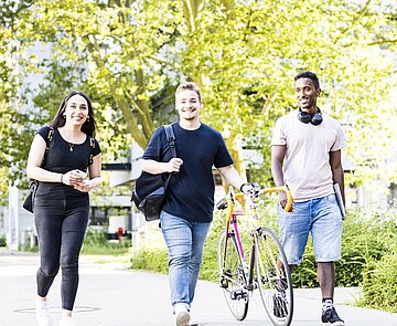 Studierende schlendern über den Campus