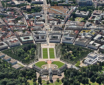 Das Luftbild zeigt die Karlsruher Innenstadt mit Schloss im Vordergrund. 