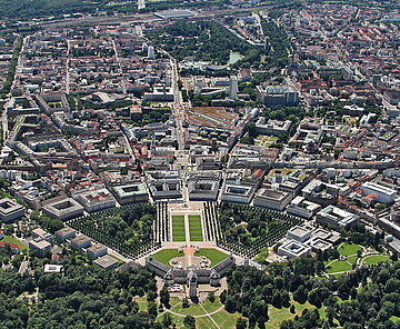 Das Luftbild zeigt die Karlsruher Innenstadt mit Schloss im Vordergrund. 