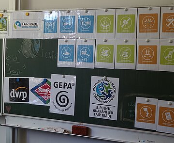 Schultafel mit Pins von Zertifizierungen