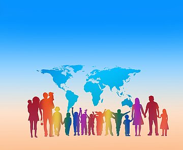 Silhouetten von bunten Kindern und Erwachsenen  stehen vor der aufgeklappten Weltkugel (Zeichnung)