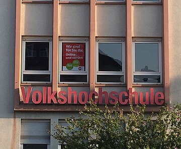 Abbildung des Gebäudes der VHS mit Schriftzug