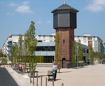 Der Wasserturm im Citypark mit Fußgängern davor