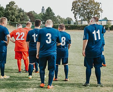 Das Foto zeigt Mitglieder der inklusiven Fußballgruppe bei der SG Karlsruhe